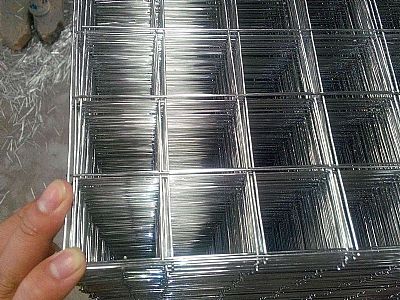 鋼絲網(wǎng)片在展覽會(huì)中，也可以用作展覽架。